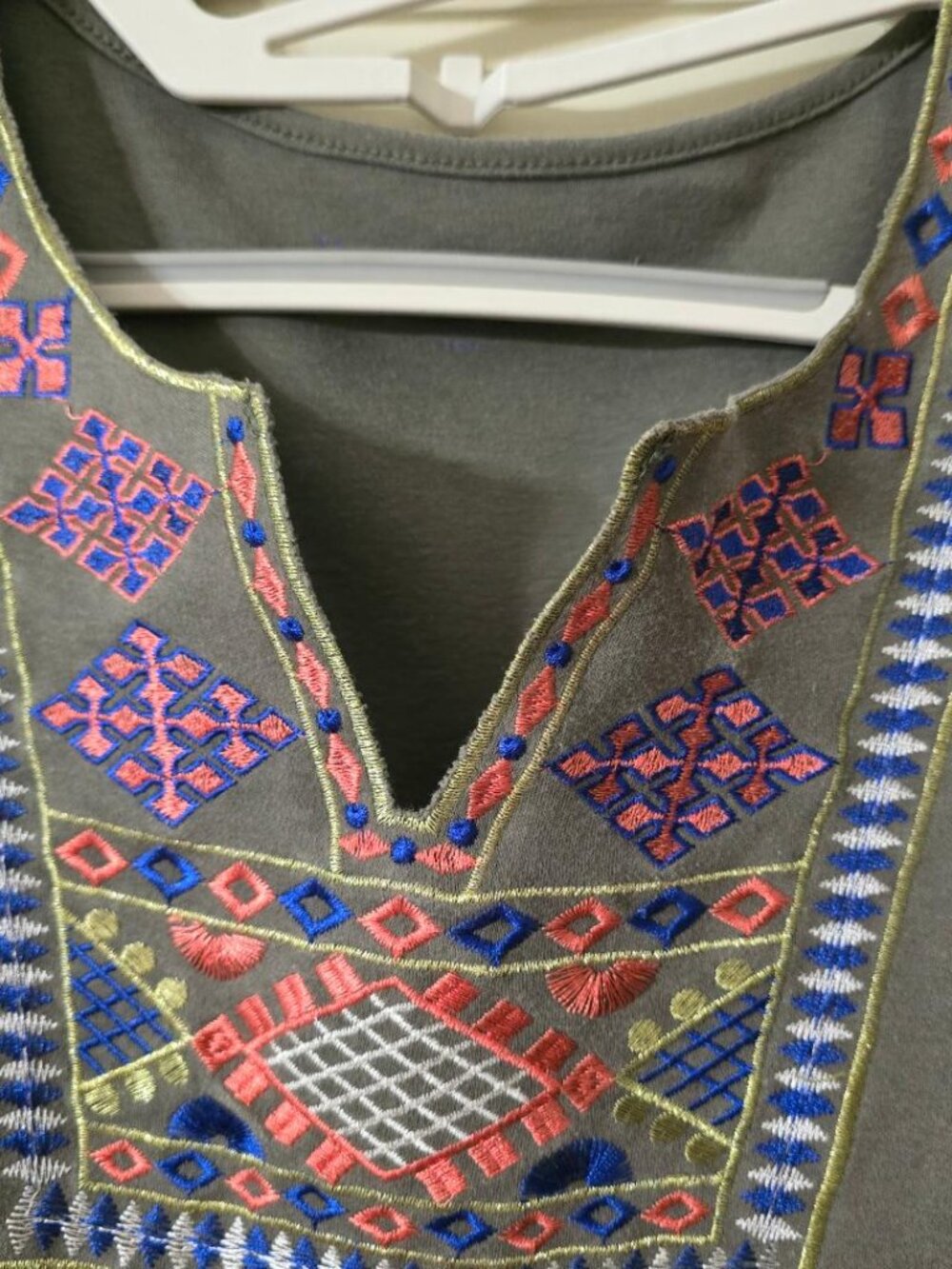 XL Rebecca Malone Top T-shirt Blouse Geometric Embroidery at V-neckline Olive